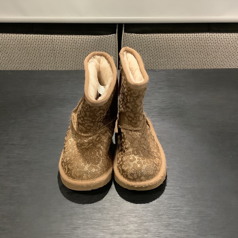 Ugg girl brown boots size 11